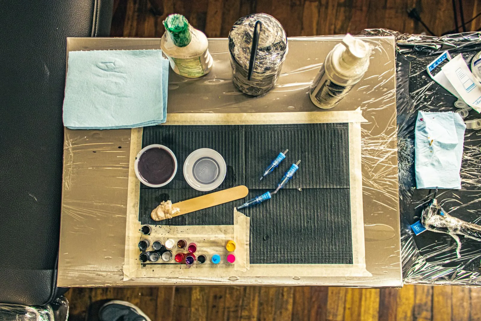 Symbolbild: sauber vorbereiteter Arbeitsplatz in einem Tattoo-Studio