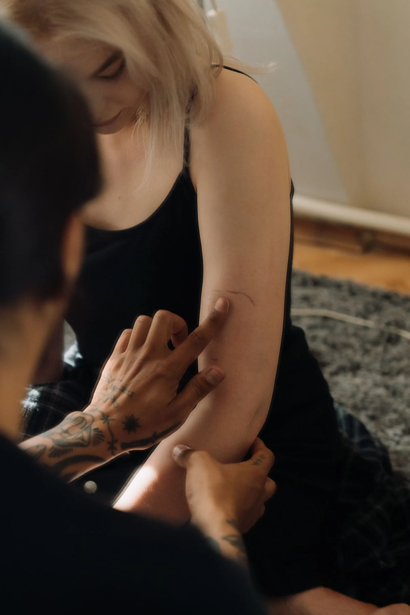 Symbolbild: Beratung zur Platzierung eines Tattoos
