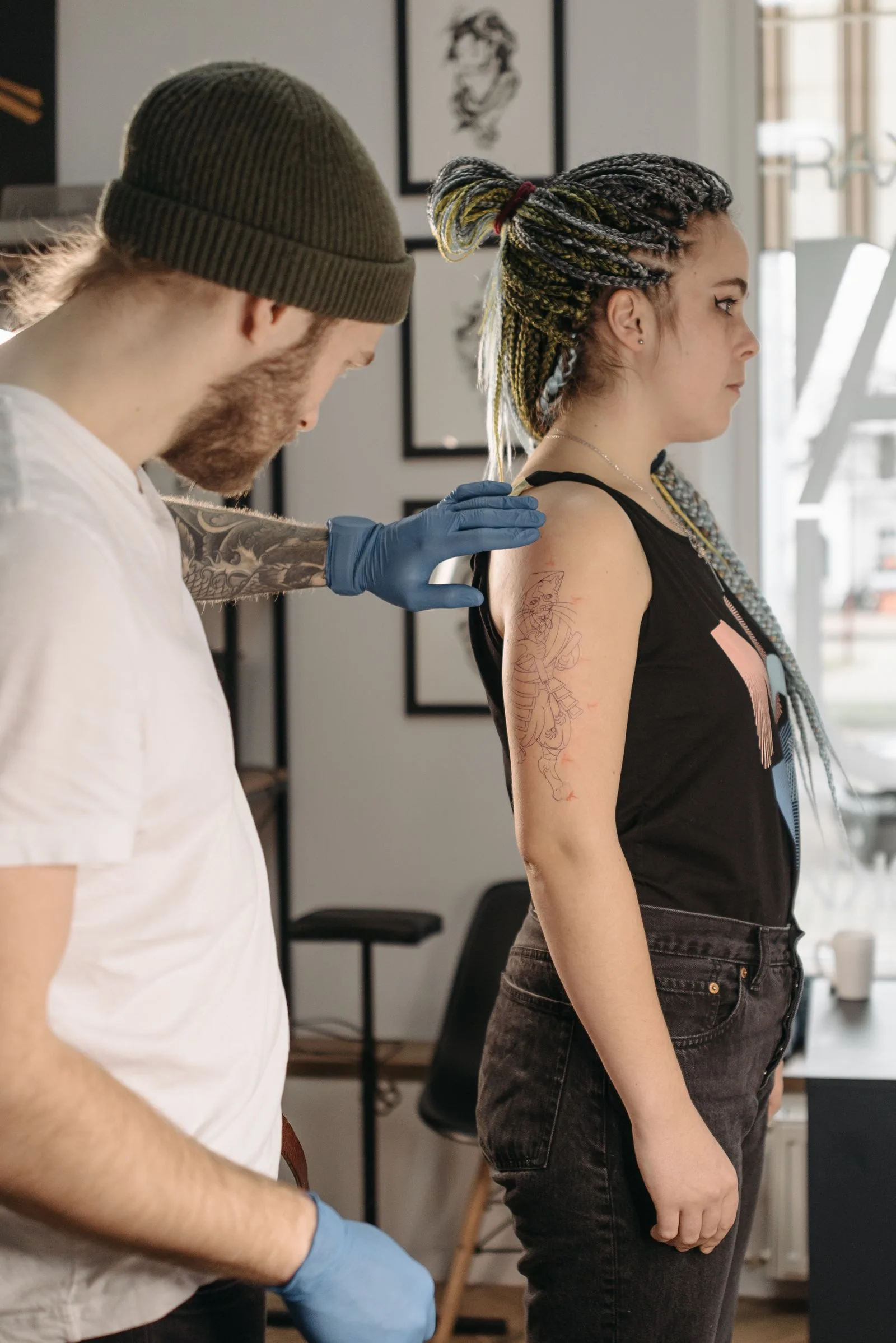 Symbolbild: konzentrierte Arbeit in einem Tattoo-Studio